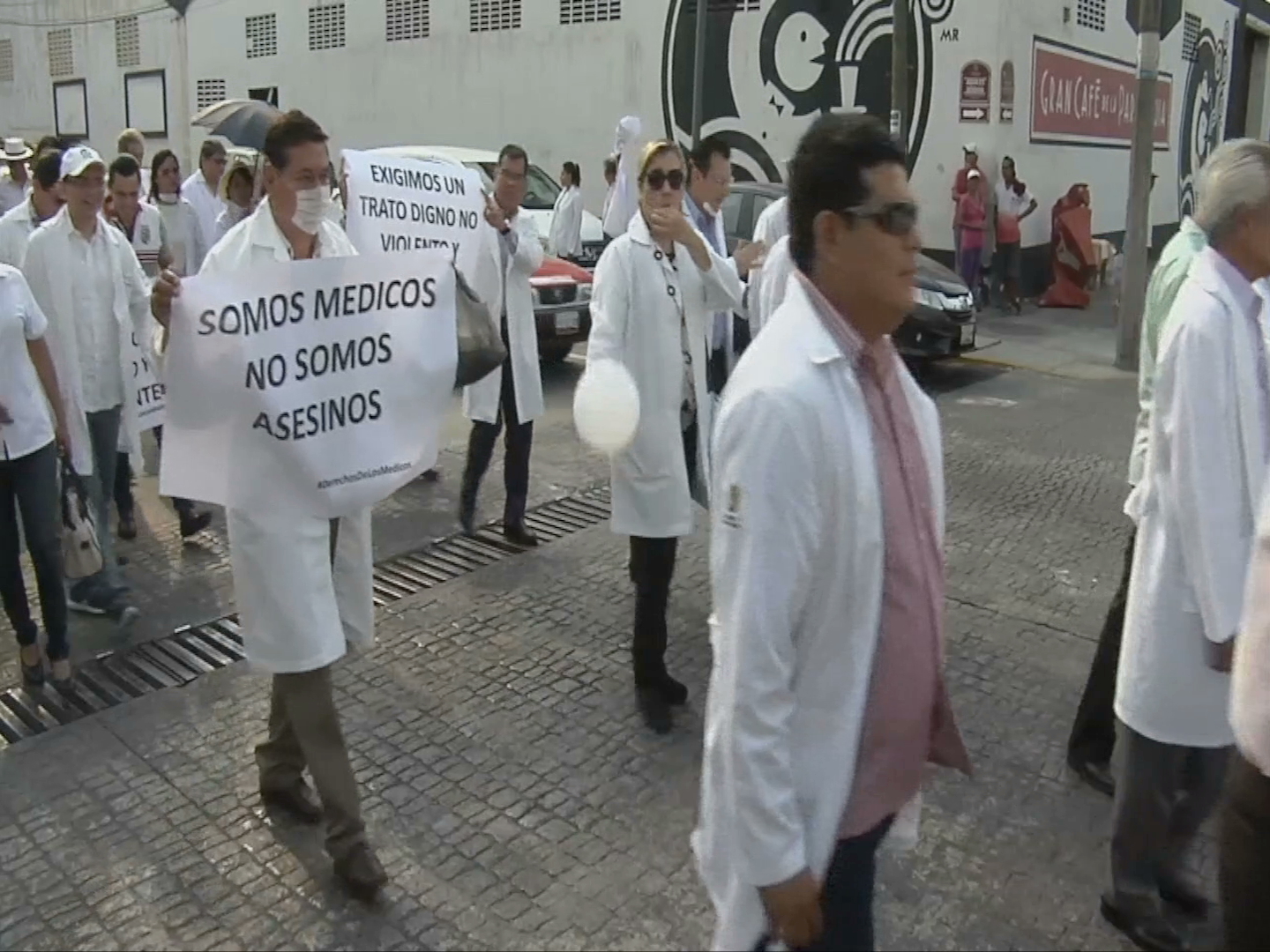 Médicos apoyan a pediatras detenidos por muerte de menor; piden trato digno