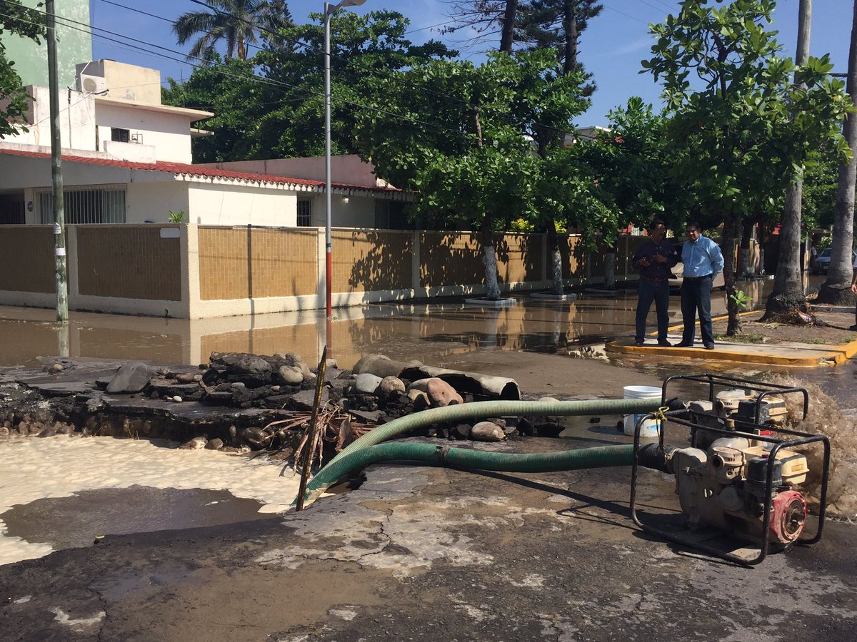 Se hunden dos vehículos en Fraccionamiento Moderno