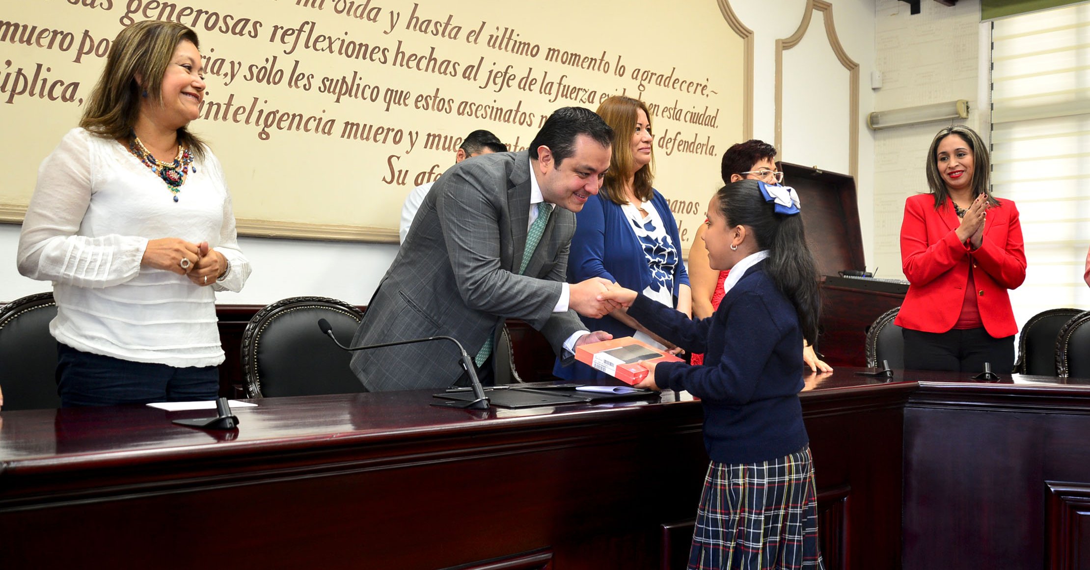 Alumna de primaria en Emiliano Zapata gana concurso de oratoria