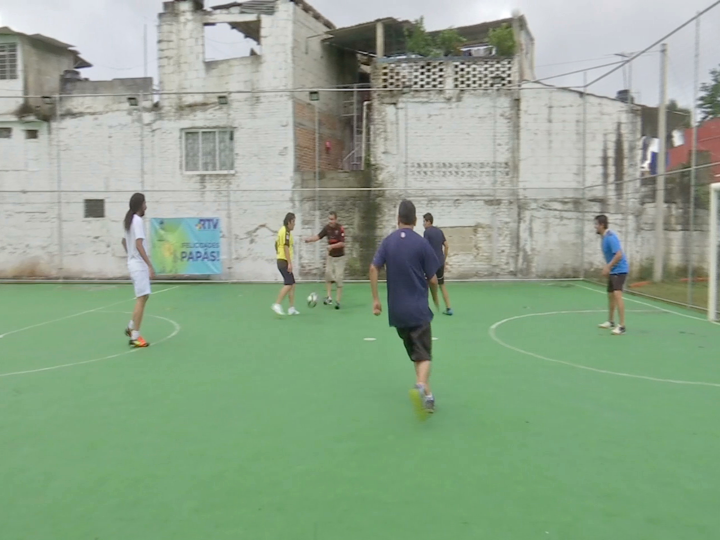 Con futbol y festejo celebran a las papás de RTV