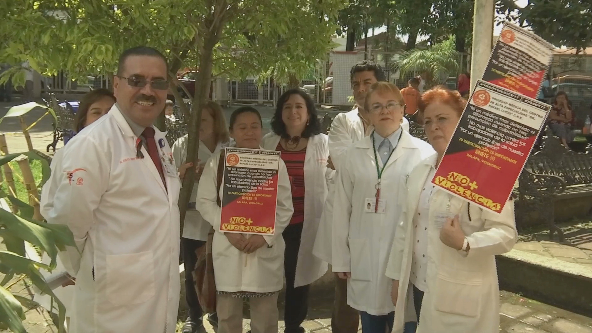 Médicos realizan paros y marchas en Xalapa; piden no ser criminalizados