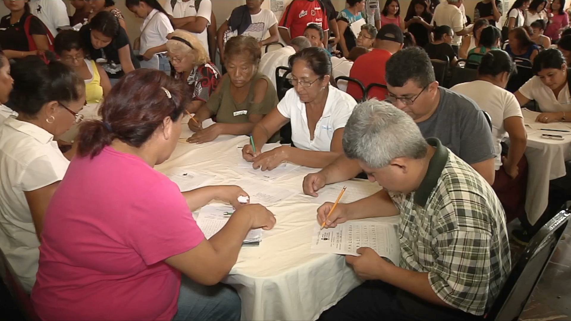 Entregan certificados de primaria y secundaria a adultos en Veracruz