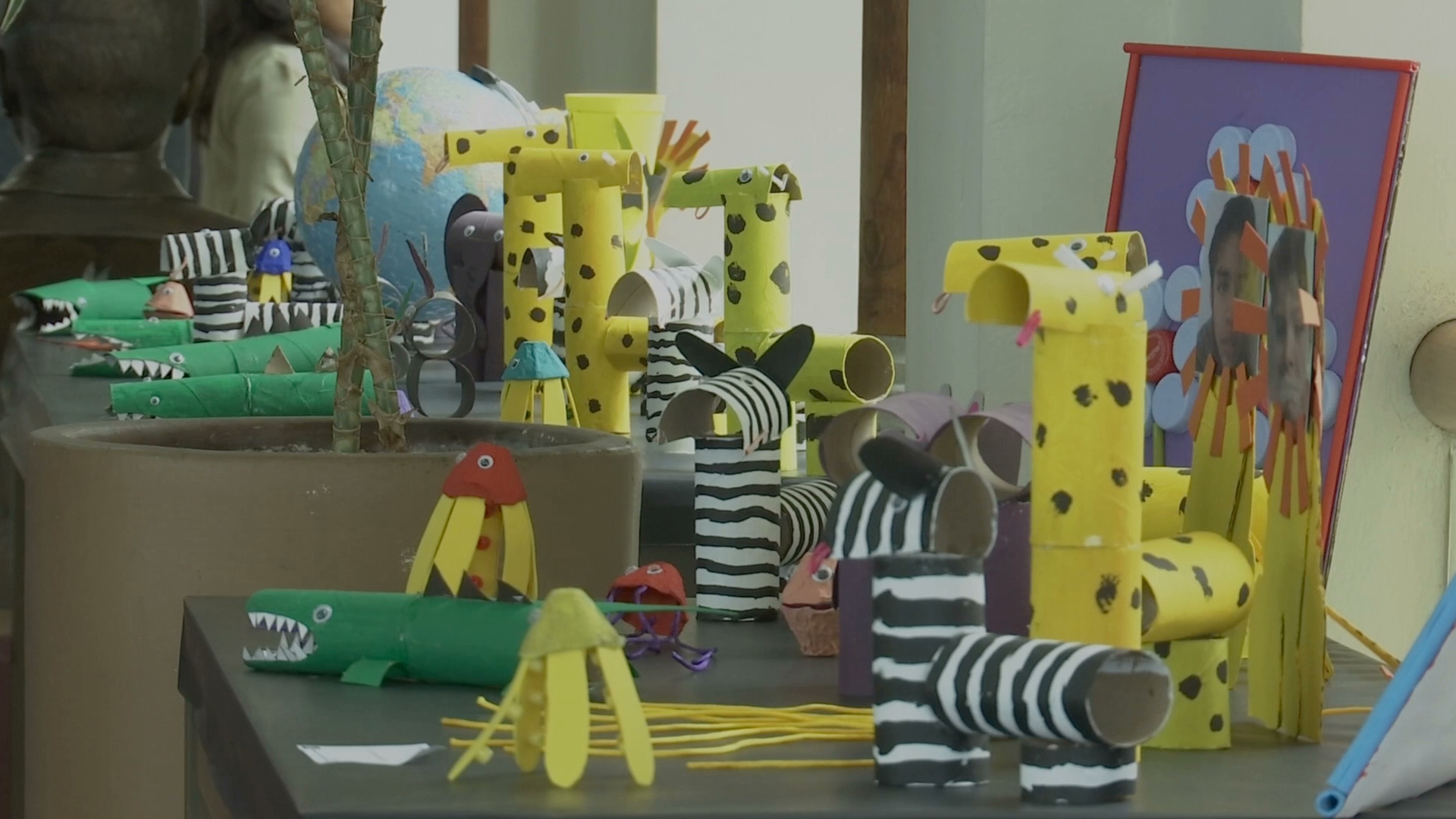 Realizan expo venta de manualidades hechas por  niños autistas y con discapacidad