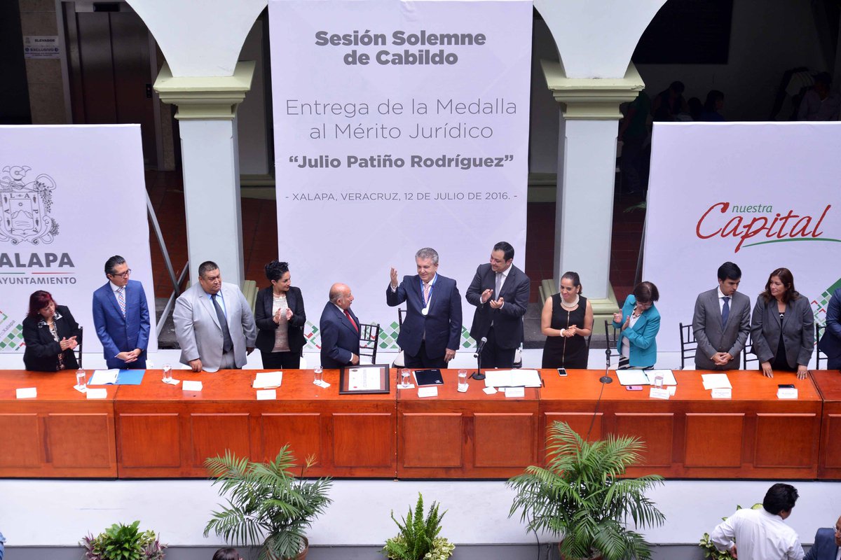 Entregan la Medalla al Mérito Jurídico “Julio Patiño” a Fernando Berlín Valenzuela