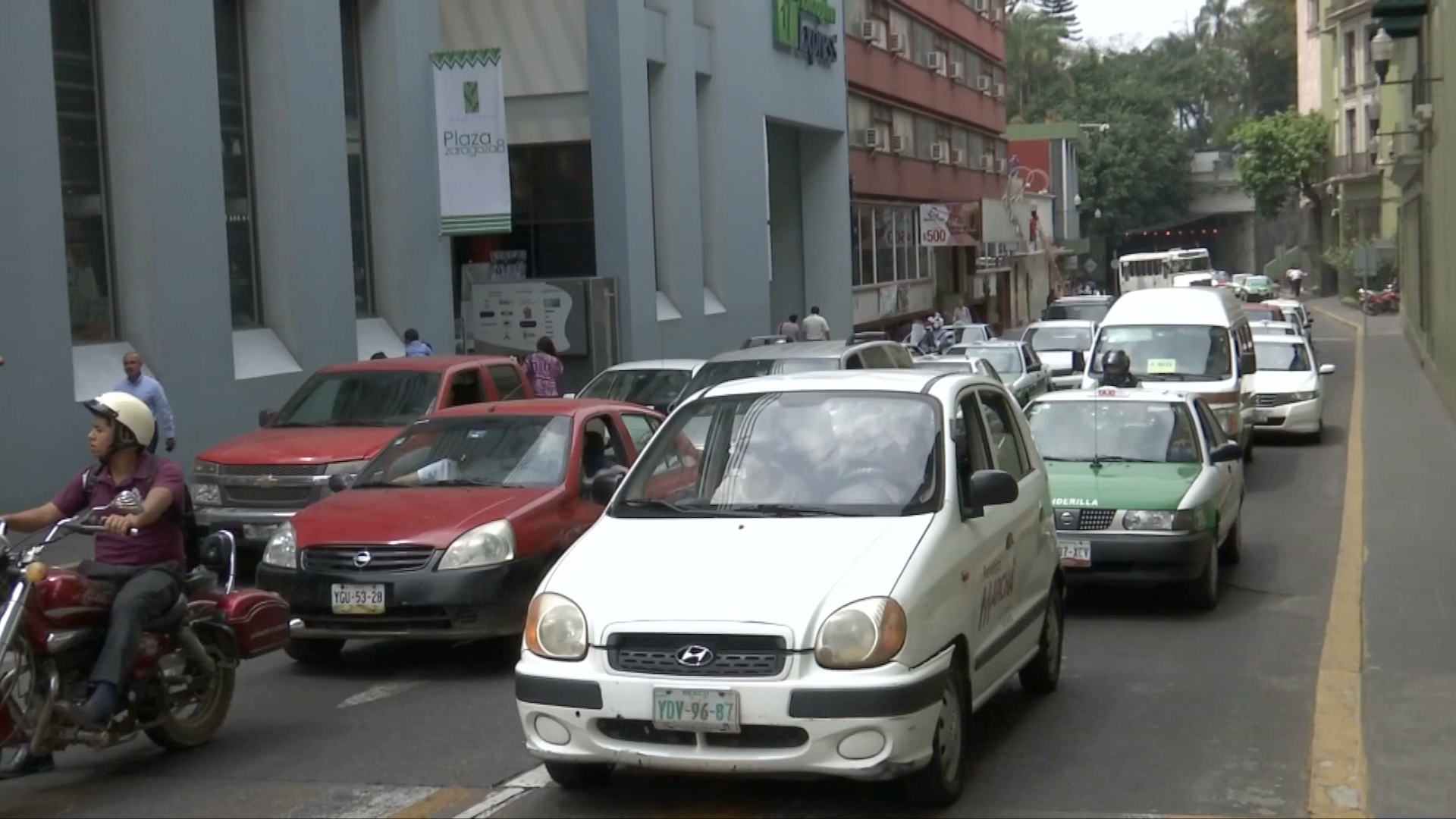 Recomiendan usar vías alternas durante reparación de la avenida Zaragoza, en Xalapa