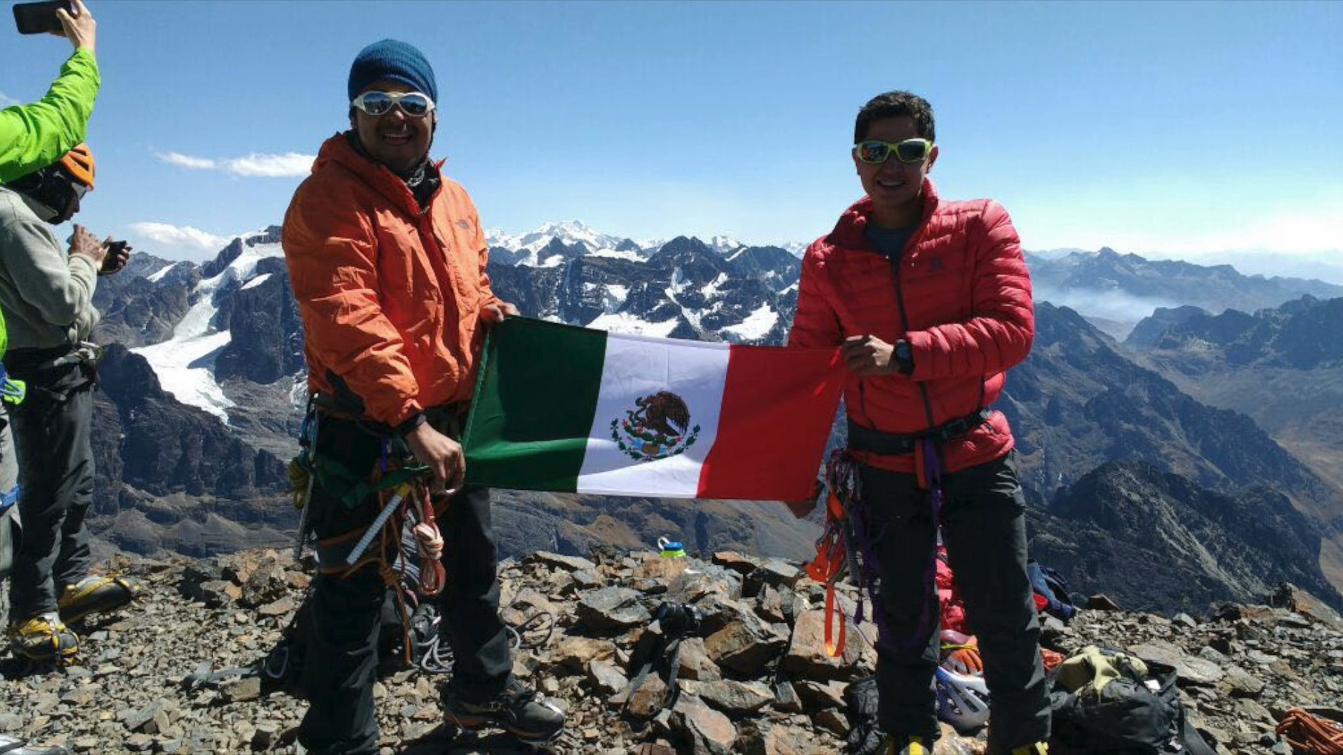 Alpinistas veracruzanos conquistan montañas de la cordillera real, en Bolivia