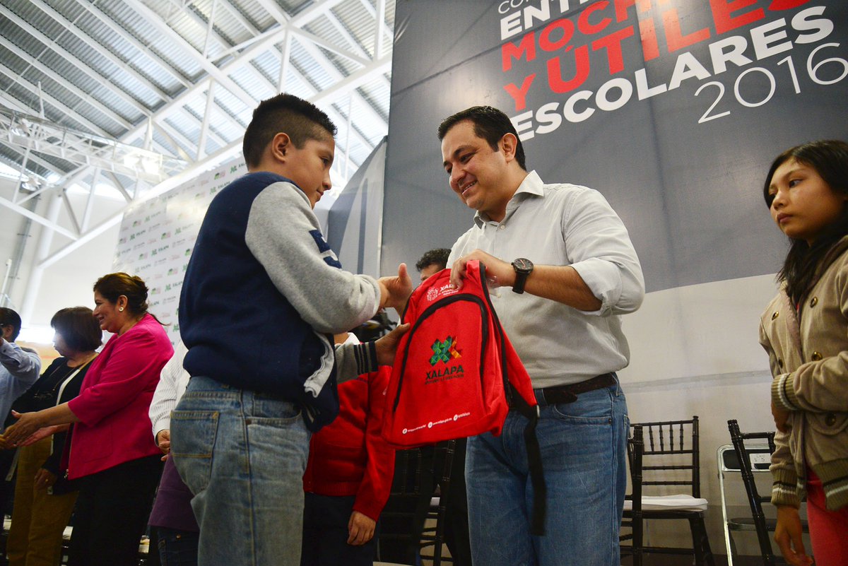 Cinco mil niños xalapeños recibieron mochila y útiles para su regreso a clases