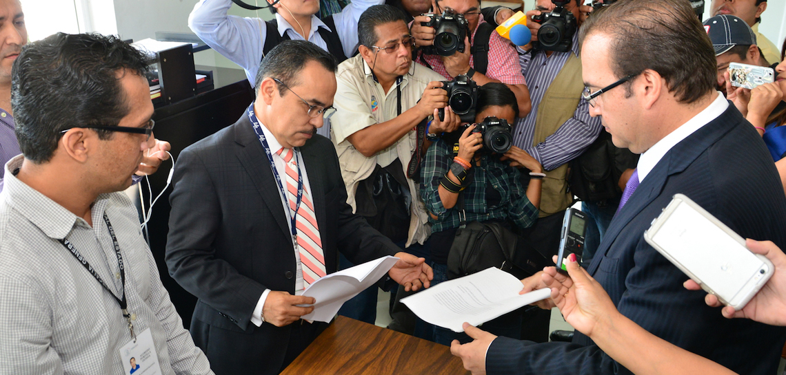 Presenta Gobernador denuncia contra Miguel Ángel Yunes Linares por enriquecimiento ilícito