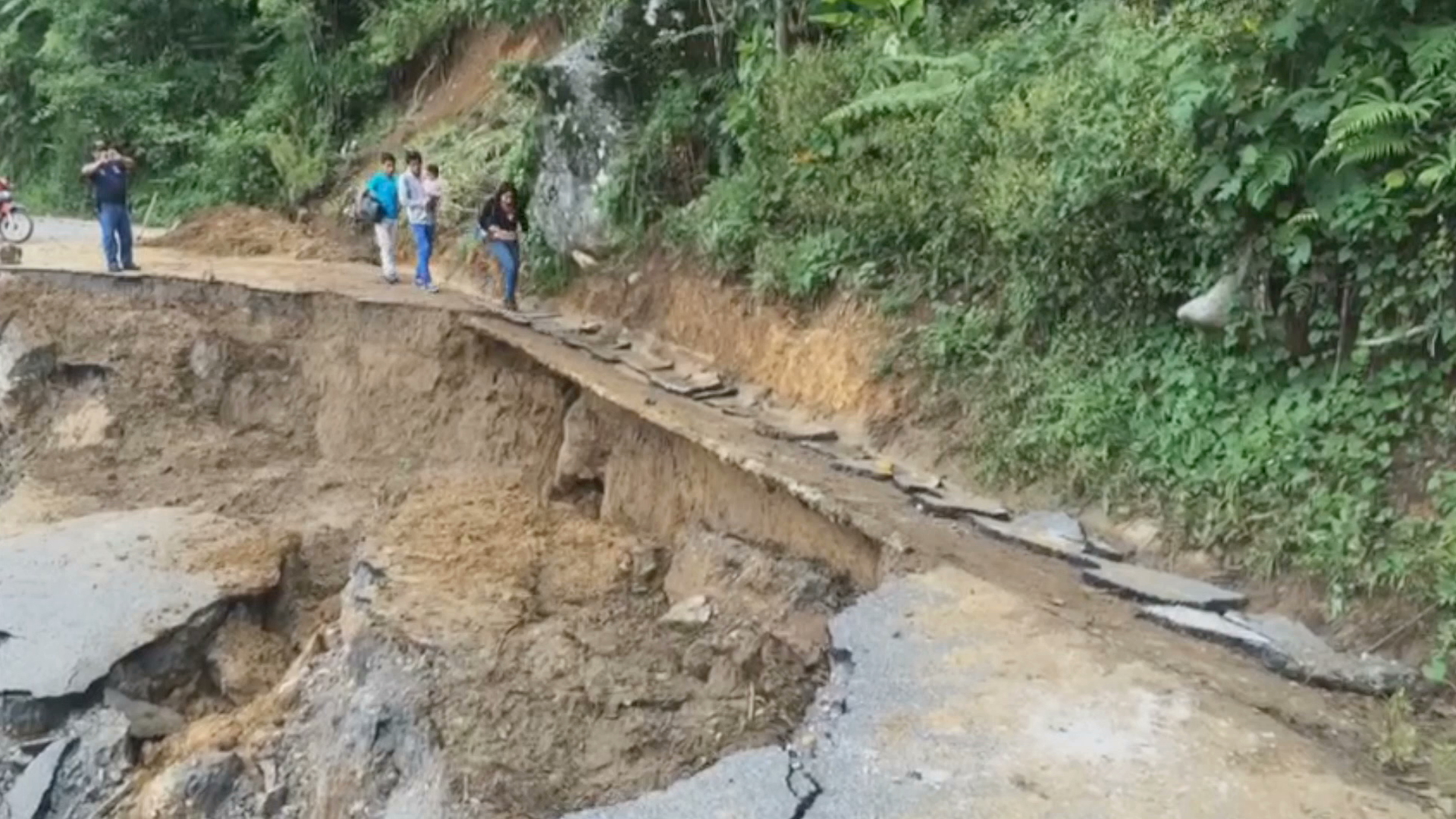 Trabaja PC en reparación de caminos dañados en el centro de Veracruz