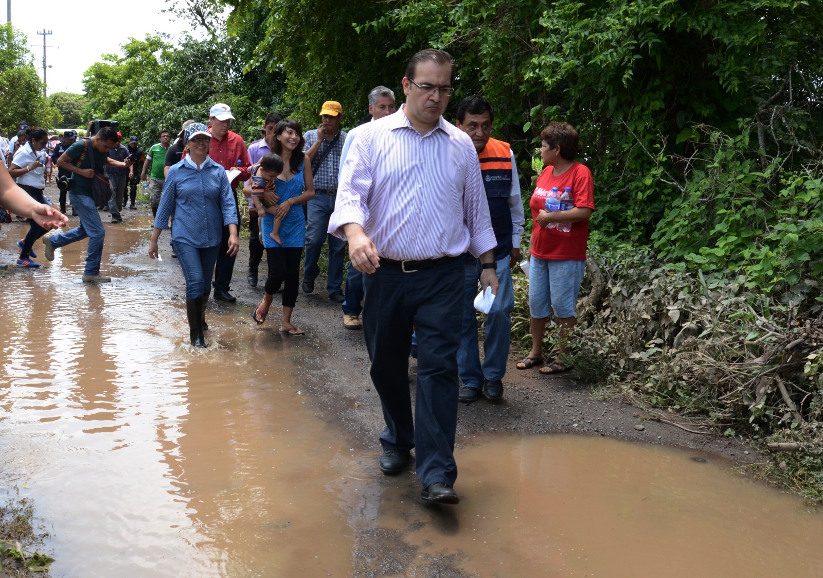 Recorre Gobernador Javier Duarte zonas afectadas en Jamapa