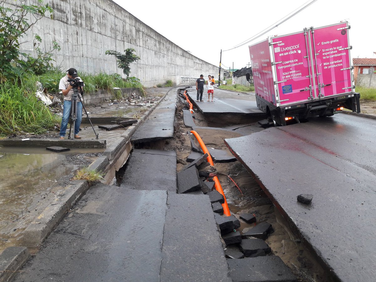 Automovilistas caen en un hundimiento en la colonia El Campanario
