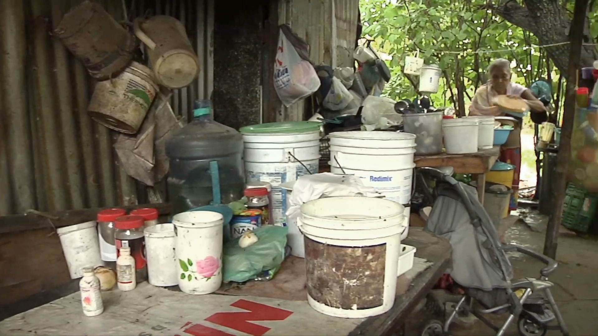Habitantes de Coatzacoalcos resguardan sus pertenencias ante llegada de “Earl”