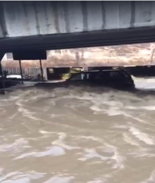 Fuerte lluvia inunda plazas comerciales y calles de Xalapa