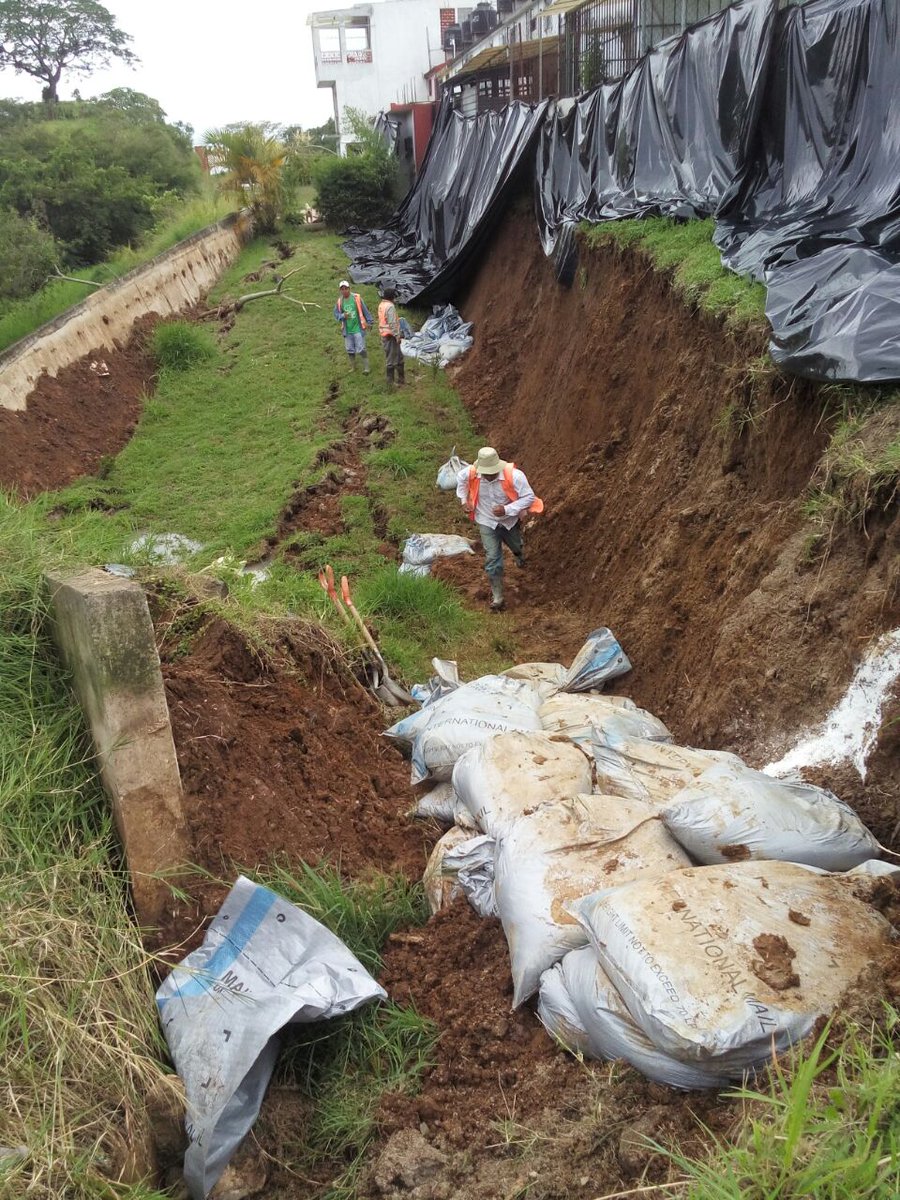 Cae muro de contención en Lomas Verdes por fuerte lluvia