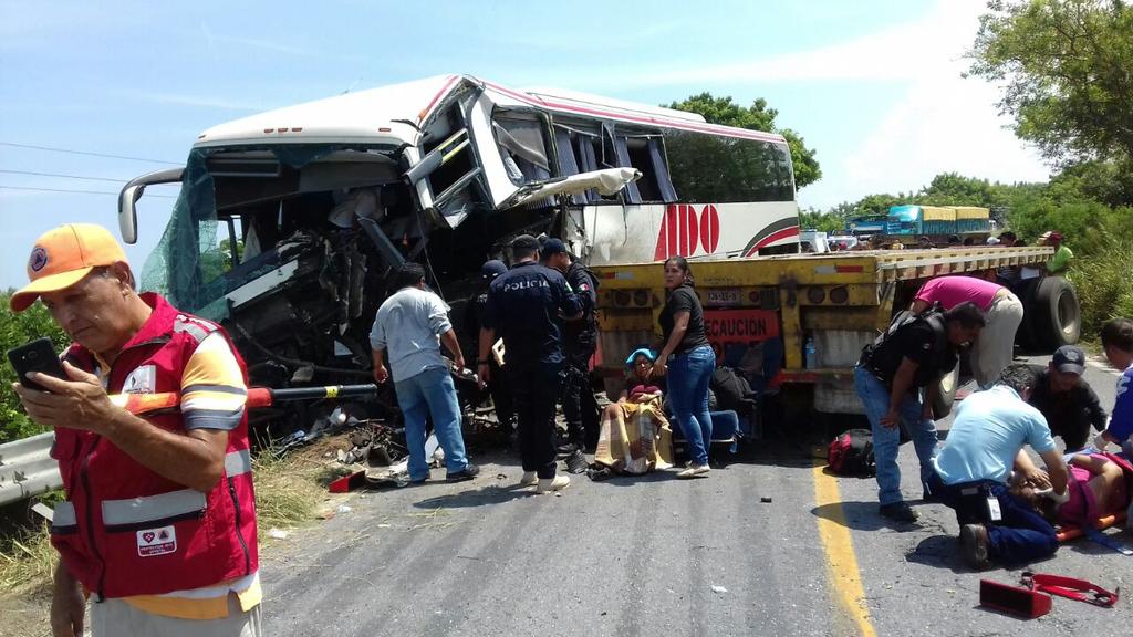 Atiende Sistema Estatal de PC accidente de autobús en carretera Nautla-Vega de Alatorre