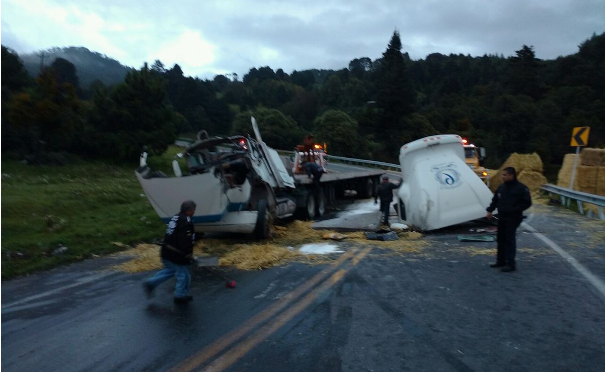 Atiende Sistema Estatal de PC accidente en Las Vigas, donde volcó tráiler con paja