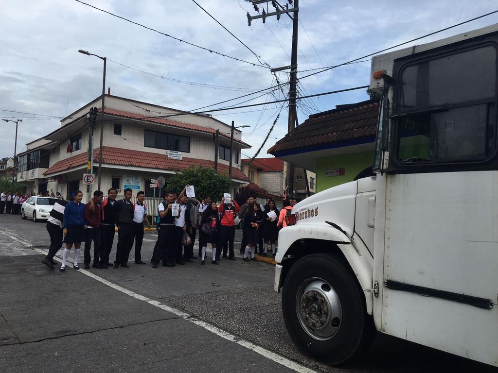 Marchan estudiantes de Córdoba contra alza a tarifas de transporte