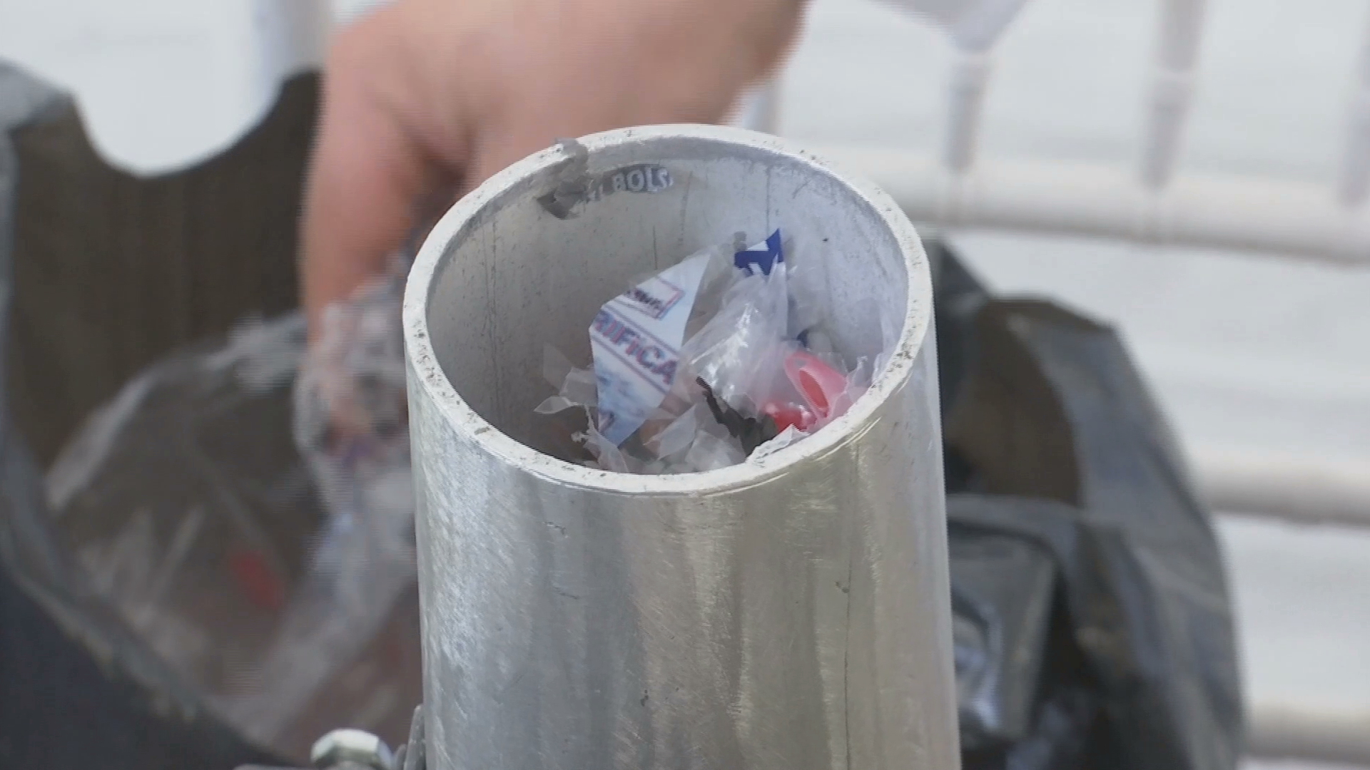 Empresa usa bolsas de plástico para elaborar material de construcción