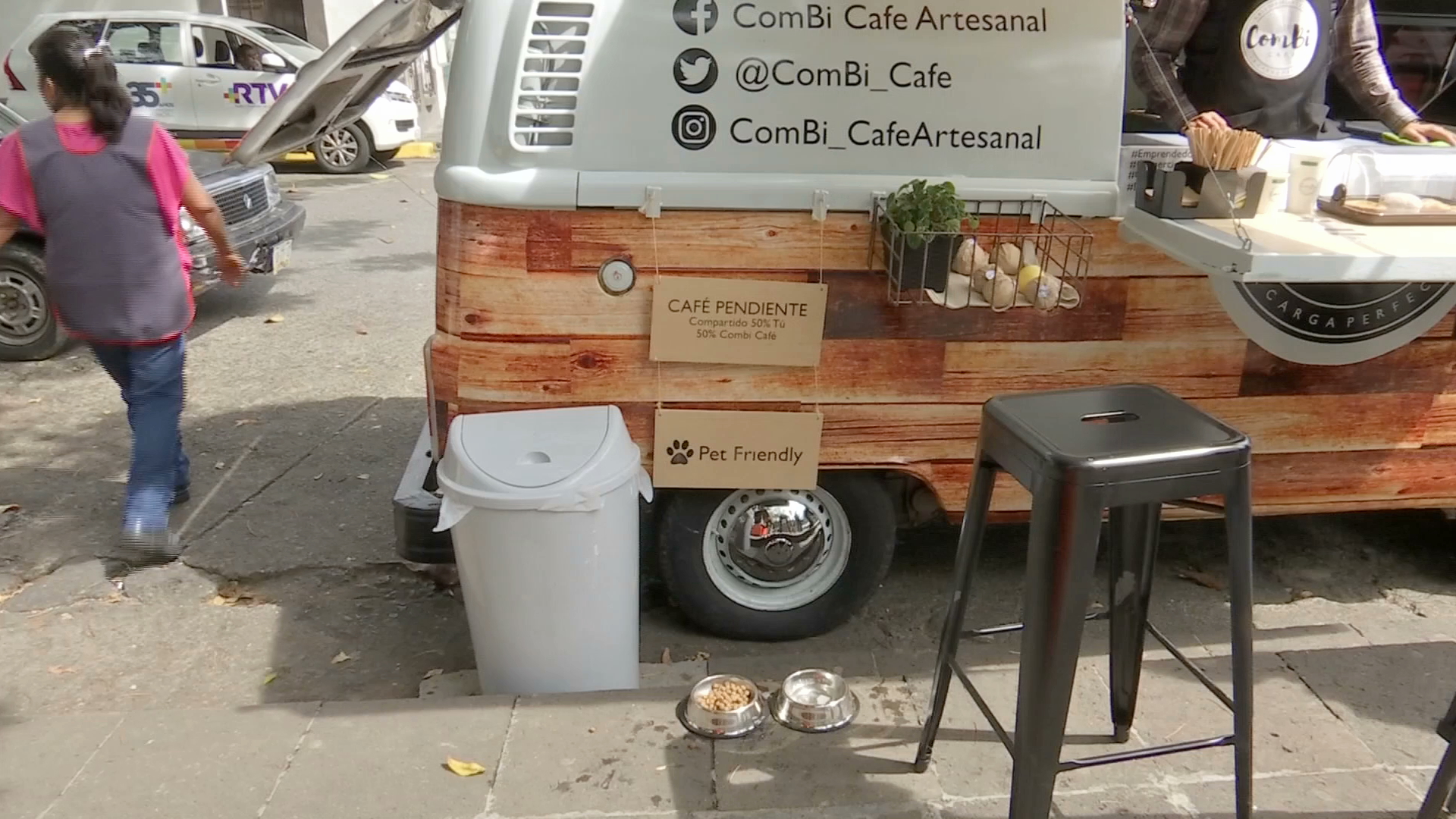 Una food truck que ofrece comida y agua para perros en Xalapa MÁSNOTICIAS