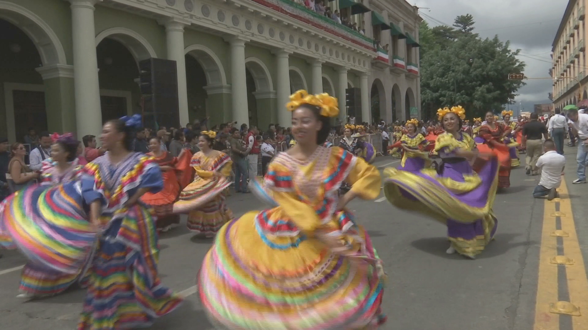 Sin contratiempos en Xalapa el desfile cívico-militar de la Independencia de México