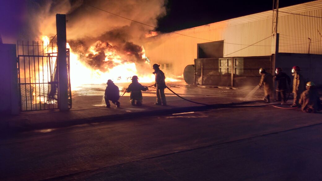Luego de arduo trabajo, Sistema Estatal de PC sofoca incendio en bodega de Coatzacoalcos
