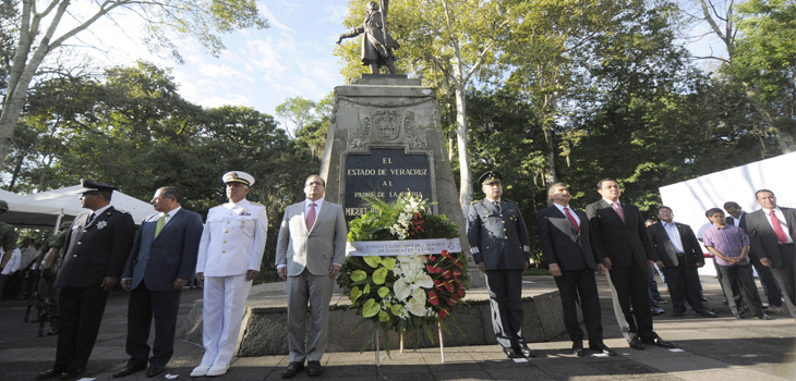 Encabeza Javier Duarte Guardia de Honor ante monumento a Miguel Hidalgo