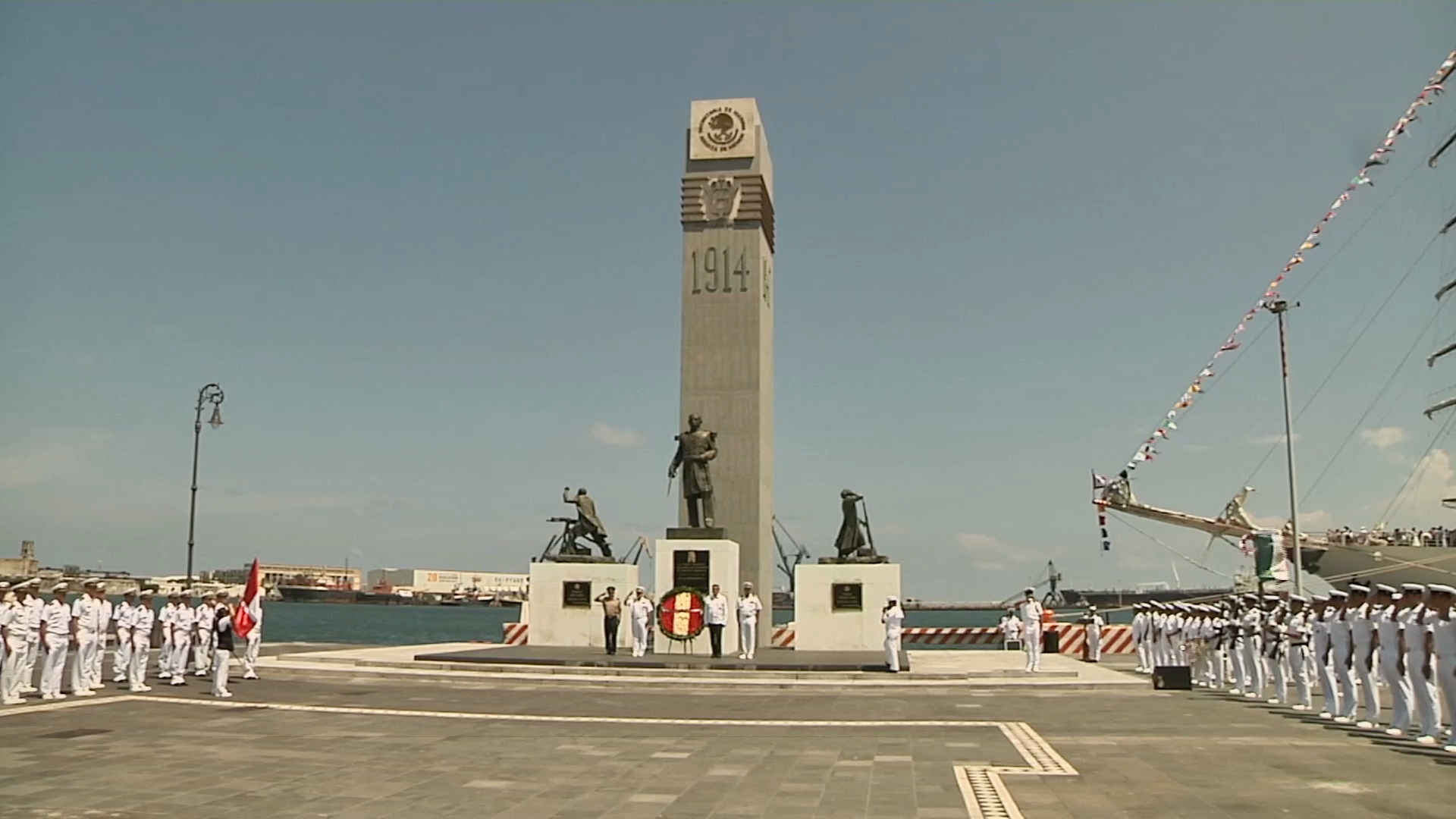Depositan ofrenda floral en el monumento a los Héroes Veracruzanos