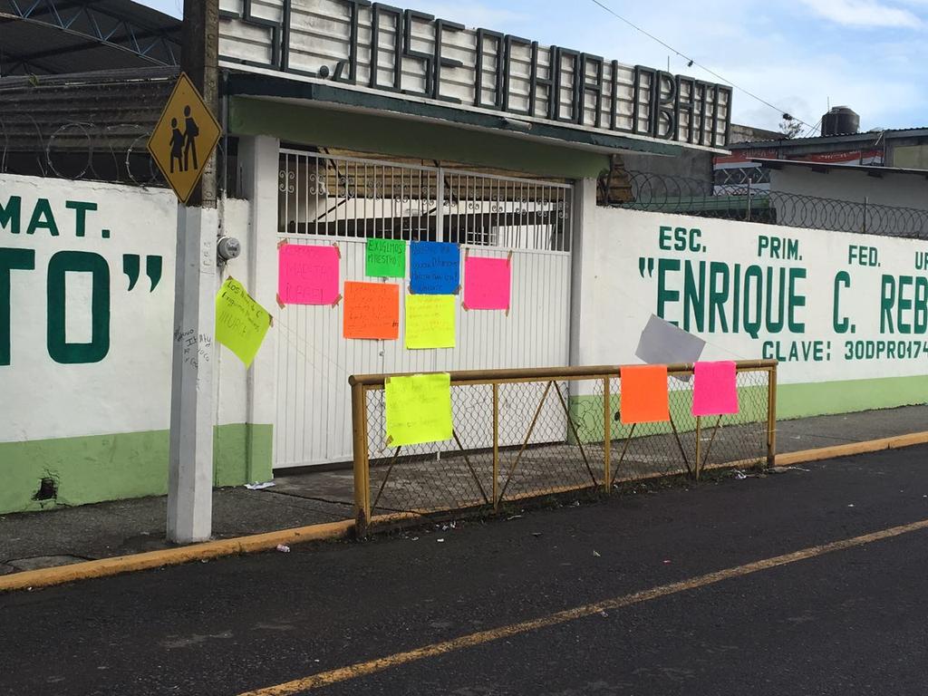 Padres de familia toman escuela de Córdoba por falta de maestro