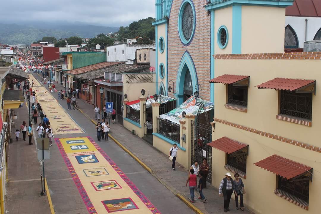 Dedican tapetes de aserrín a San Jerónimo, en Coatepec