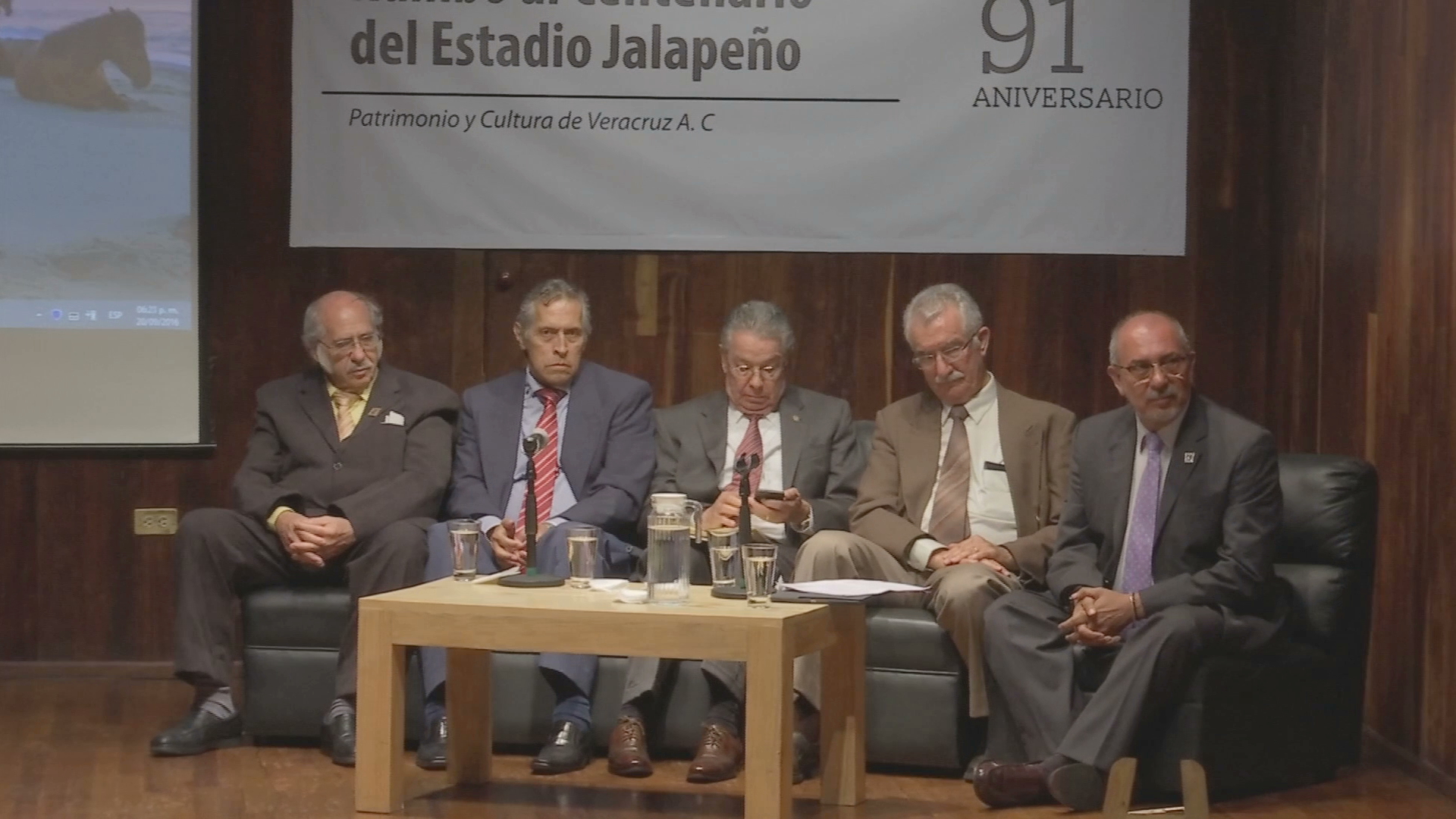 Presentan el conversatorio “Rumbo al centenario del Estadio Xalapeño” en la  GACX