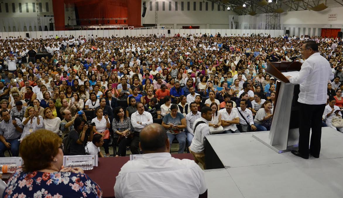 Entrega Flavino Ríos más de 11 mil nombramientos a personal del Sector Salud