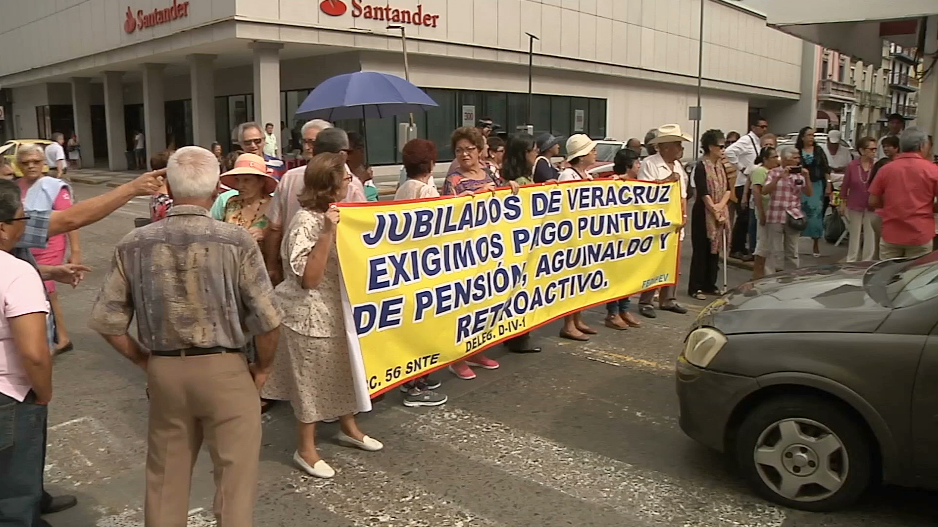 Pensionados bloquearon el centro de Veracruz ante falta de pagos