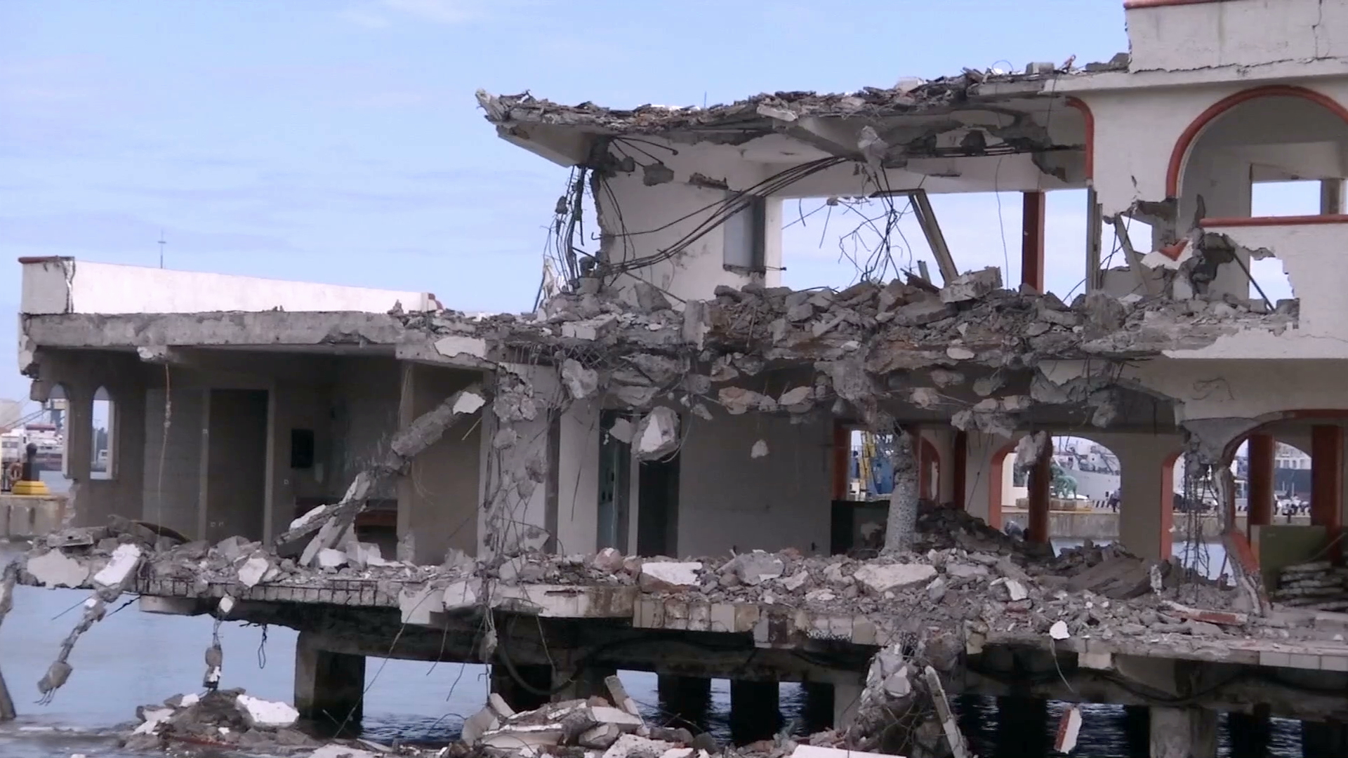 Demuelen el Club de Yates del puerto de Veracruz