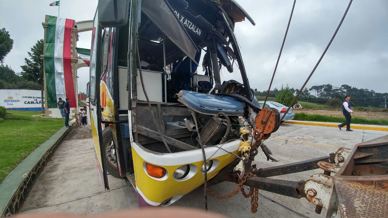 Siete heridos por choque entre AU y tráiler, en carretera Las Vigas-Perote