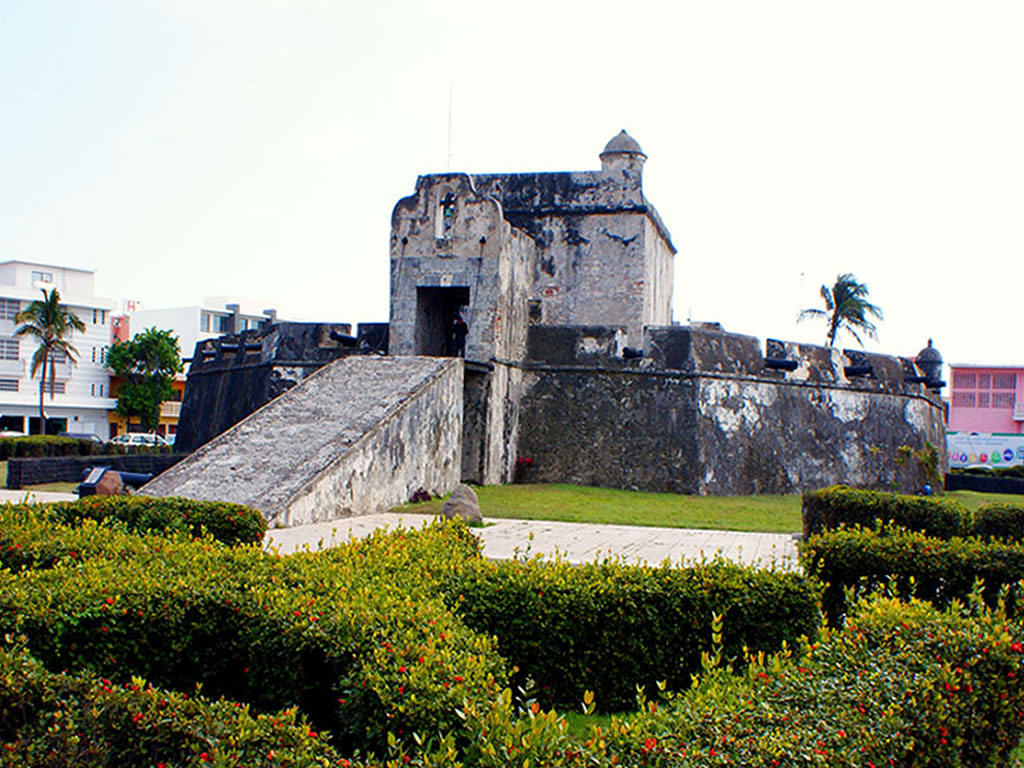 Prestadores de servicios turísticos piden respeto a los monumentos históricos del puerto
