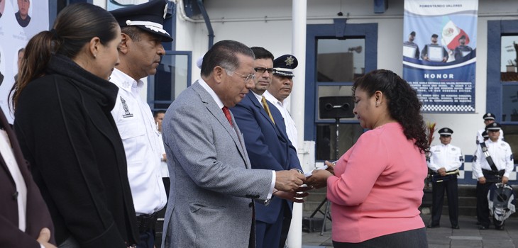 Entrega Flavino Ríos escrituras a deudos de policías caídos en cumplimiento de su deber