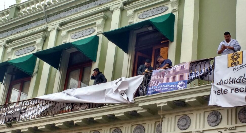 Alcaldes perredistas y panistas liberan el palacio de gobierno