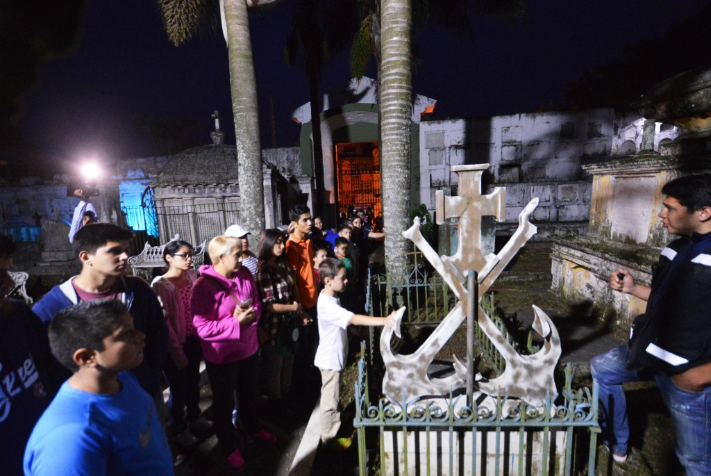 Historias y leyendas cobran vida en los recorridos nocturnos del Panteón Antiguo de Xalapa