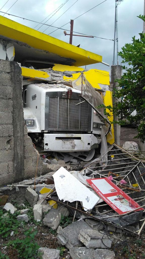 Se impacta tráiler contra restaurante, en Cuitláhuac