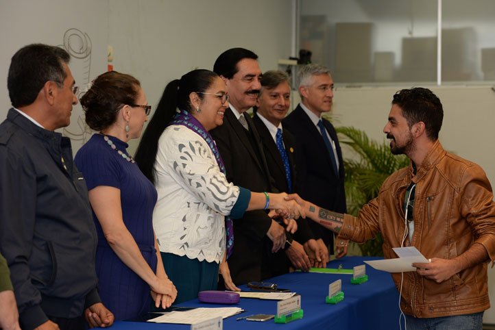Entrega UV 133 becas escolares