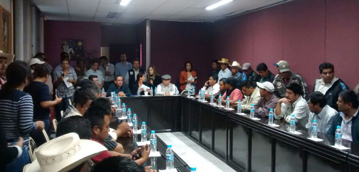 Dialogan autoridades estatales con pobladores de Soledad Atzompa