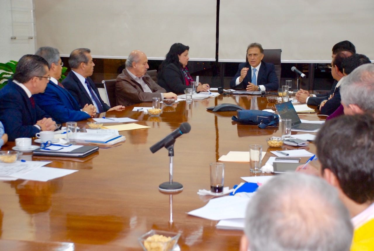 Sostiene el Gobernador Yunes reunión para analizar la crisis financiera del Estado