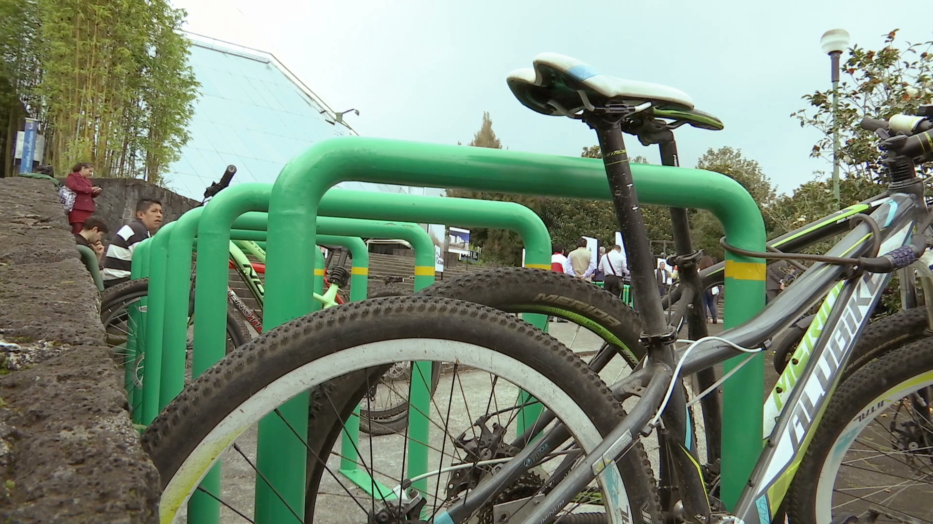 Ayuntamiento de Xalapa donó biciestacionamientos a la UV