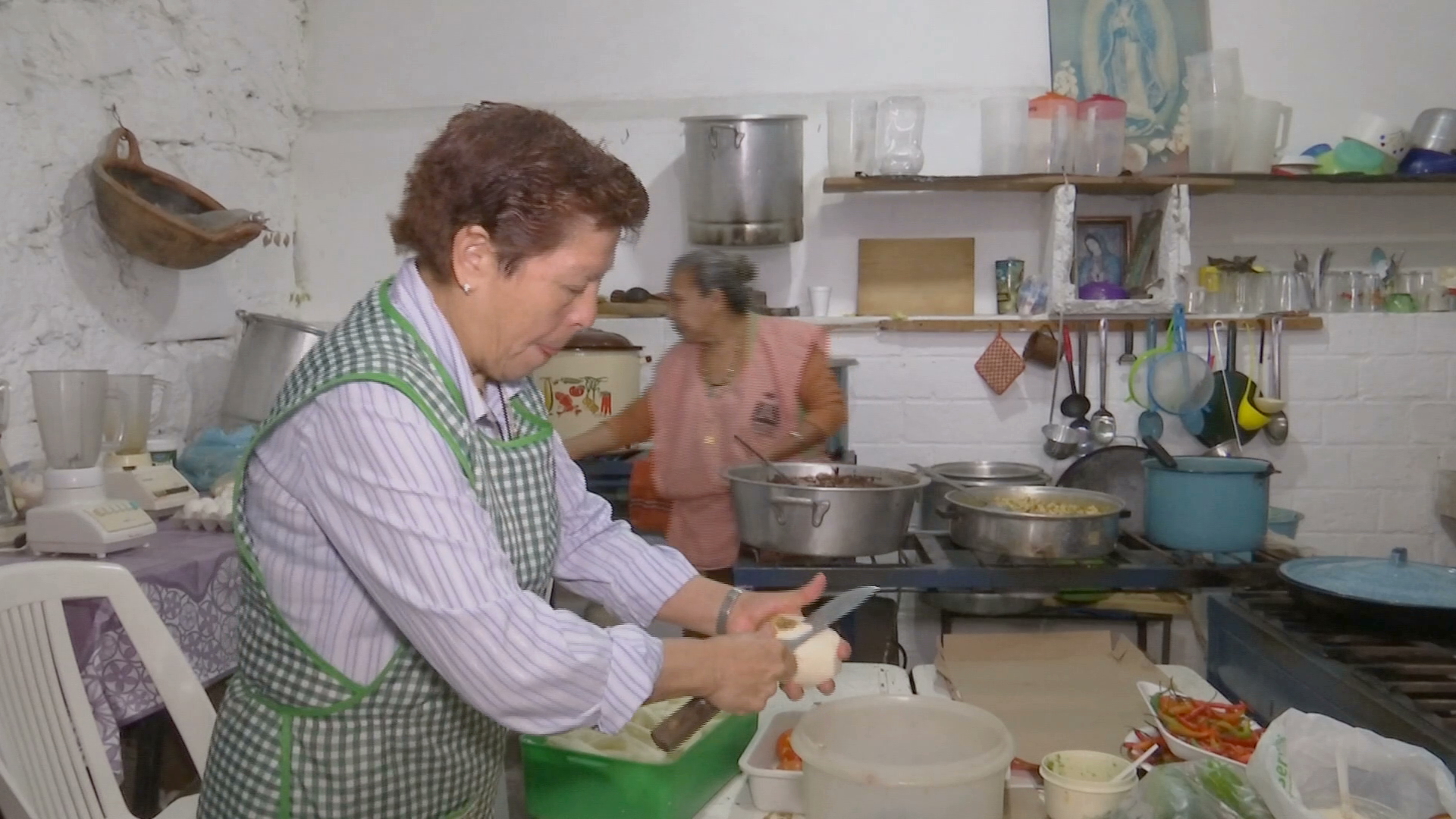 Cocineras trabajan todo el día para alimentar a los peregrinos guadalupanos en la basílica de El Dique