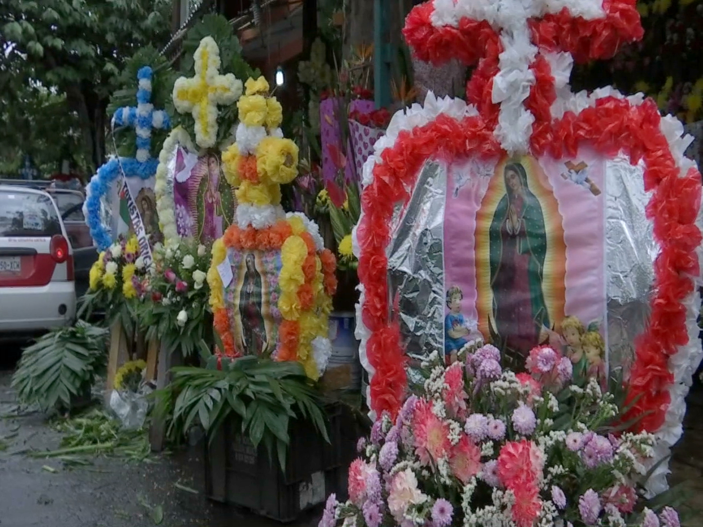 Hasta mil pesos invirtieron guadalupanos para llevar coronas a la Basílica de El Dique