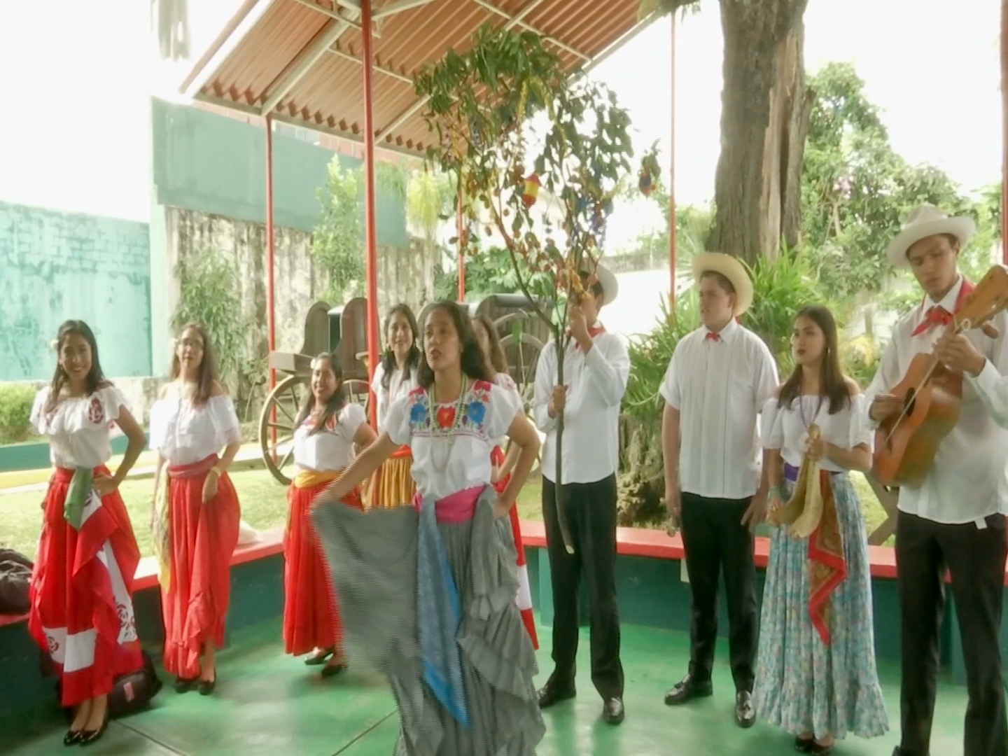 Jóvenes preservan la tradición de La Rama