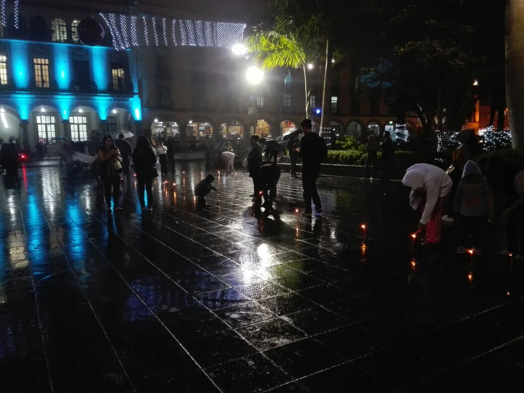 Pese a la lluvia, iluminaron parques de Xalapa en el Día del Niño Perdido