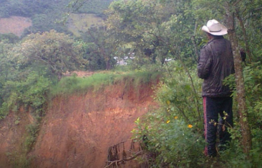 Familias de la comunidad del Sotano, municipio de Texcatepec, Veracruz, preocupados por un deslave en esa región