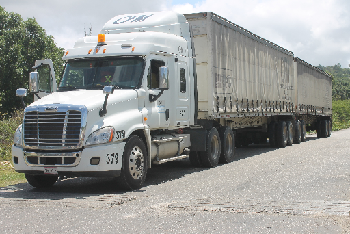Transportistas no quieren dejar de usar doble remolque