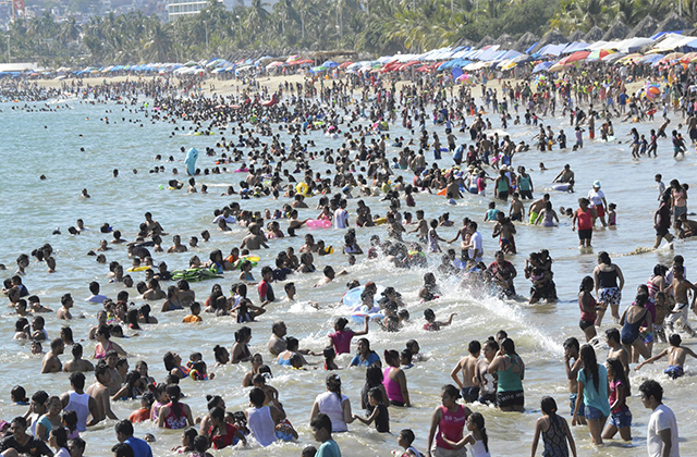 Acapulco, abarrotado de turistas para festejar el año nuevo